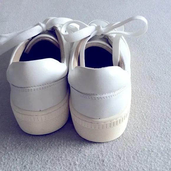 Vaneli Sport Yoela White Leather Sneakers NWT Size 7