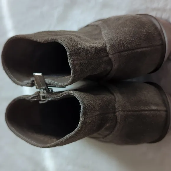 Vince Camuto Amtinda Sable Zipper Closure Squared Toe Suede Ankle Boots Size 8