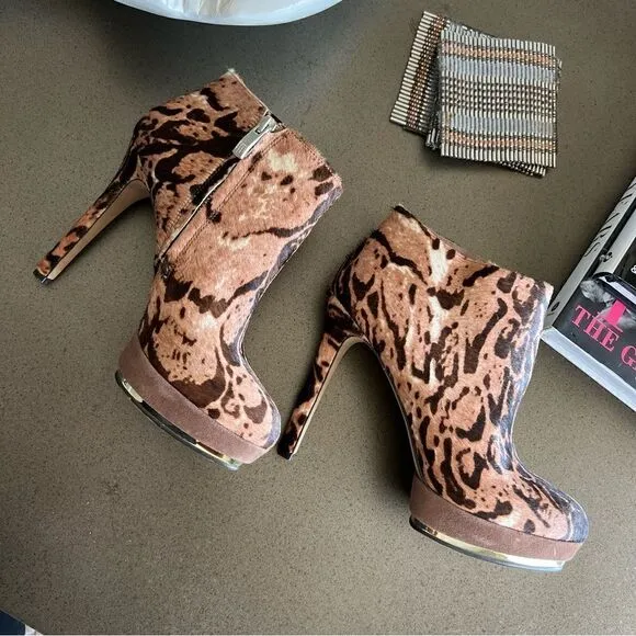 VINCE CAMUTO Ankle Boots Cow Hair Fur In Brownish Color Platform Heel Size 7.5B