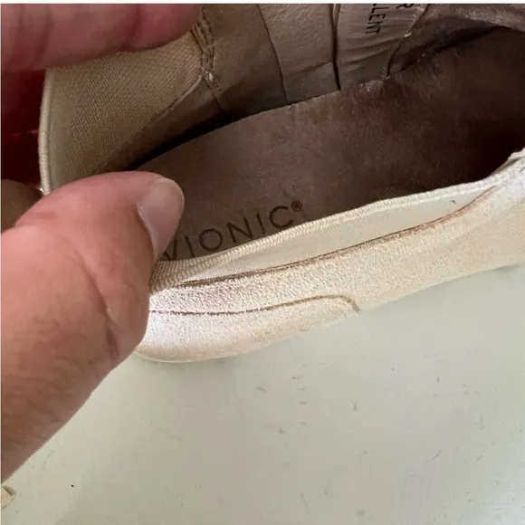 VIONIC- Brionie Chelsea Boot Lug Sole SemolinaSuede Pull On
