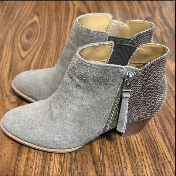 Vionic Womens Gray Suede Zip Ankle Fashion Boots Bootie Size 6