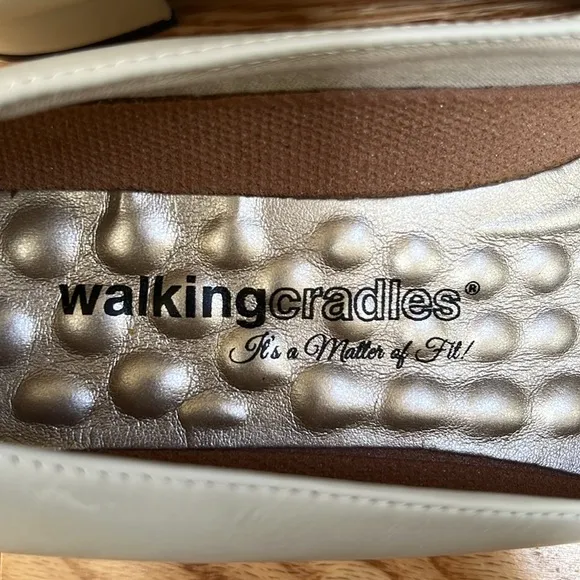 Walking Cradles Bronwyn white womens dress shoes in  SZ 8M.