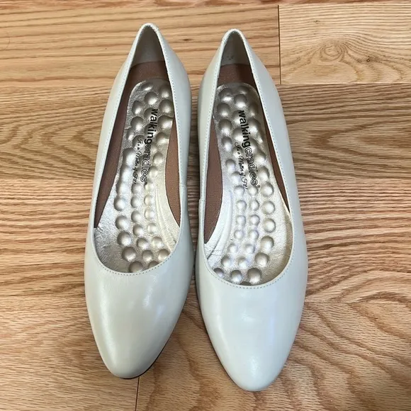 Walking Cradles Bronwyn white womens dress shoes in  SZ 8M.