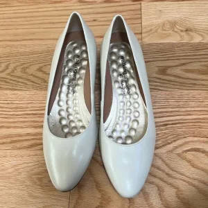 Walking Cradles Bronwyn white womens dress shoes in  SZ 8M.
