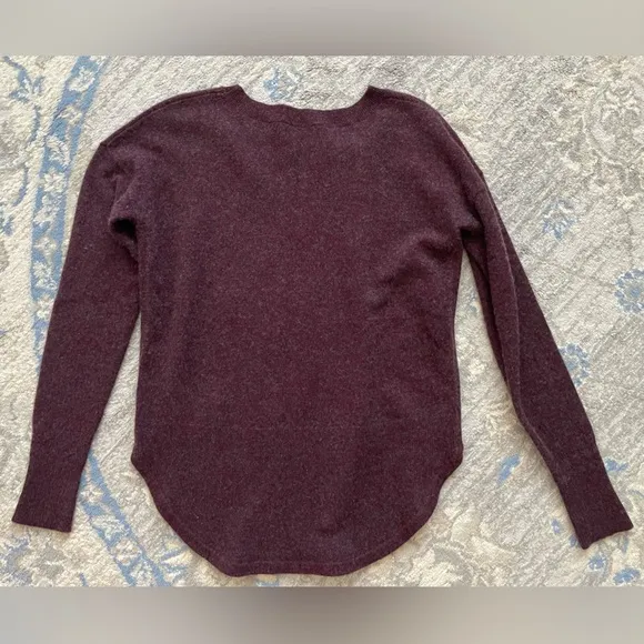 WHITE   WARREN Curved Rib Hem Crewneck Cashmere Sweater in Maroon/Purple/Magenta