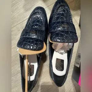 Woman’s Navy Crocodile Pattern Loafer Vince Camuto