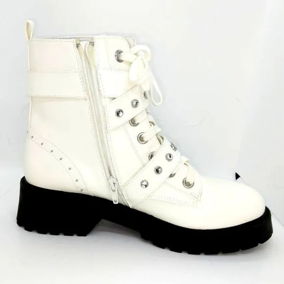 XOXO Designer Women's NEW White &amp; Silver Fashion Boots - sz. 8 1/2