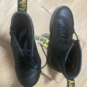 Youth (Big Kids) 1460 softy T Leather Lace Up Dr. Martens boots.