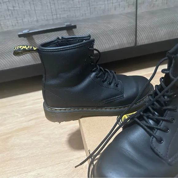 Youth (Big Kids) 1460 softy T Leather Lace Up Dr. Martens boots.