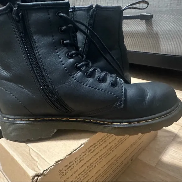 Youth (Big Kids) 1460 softy T Leather Lace Up Dr. Martens boots.