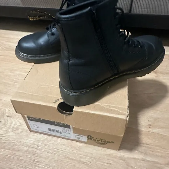 Youth (Big Kids) 1460 softy T Leather Lace Up Dr. Martens boots.