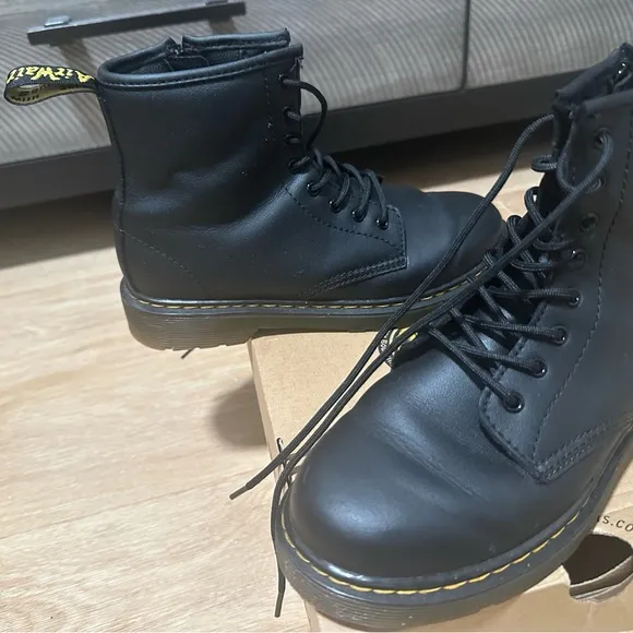 Youth (Big Kids) 1460 softy T Leather Lace Up Dr. Martens boots.